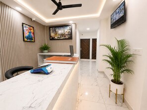 Reception - Mauryan Signature Hotel NHPC Metro (Delhi)