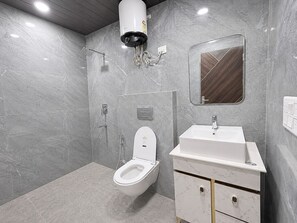 Deluxe Double Room, City View | Bathroom | Shower, free toiletries, towels, soap - Mauryan Signature Hotel NHPC Metro (Faridabad)