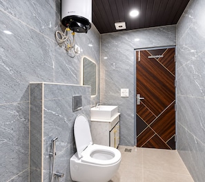Deluxe Double Room, City View | Bathroom