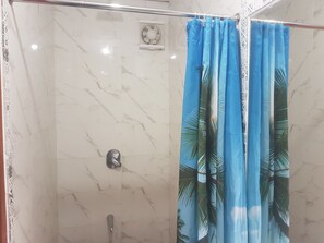 Douche, serviettes fournies, savon, papier toilette