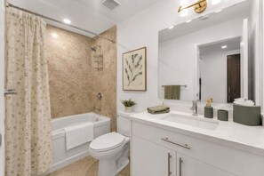 Standardzimmer | Badezimmer | Kostenlose Toilettenartikel, Haartrockner, Handtücher, Seife