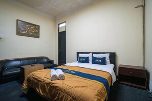 Escritorio, wifi gratis y ropa de cama 