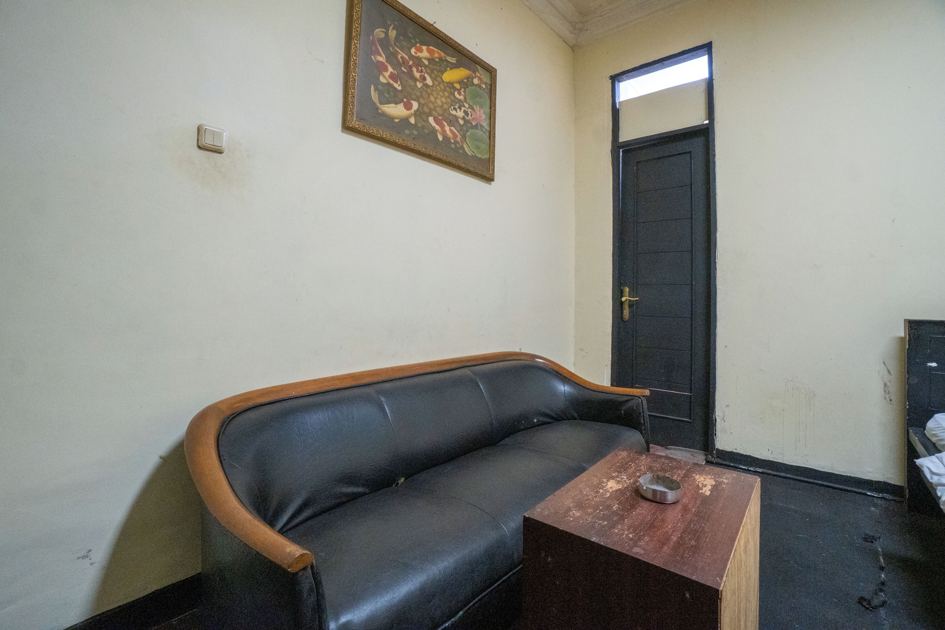 Deluxe Room | Living area | 32-inch LED TV with satellite channels