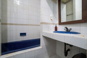 Habitación ejecutiva | Baño | Regadera y toallas 