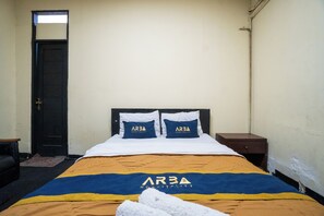 Escritorio, wifi gratis y ropa de cama 