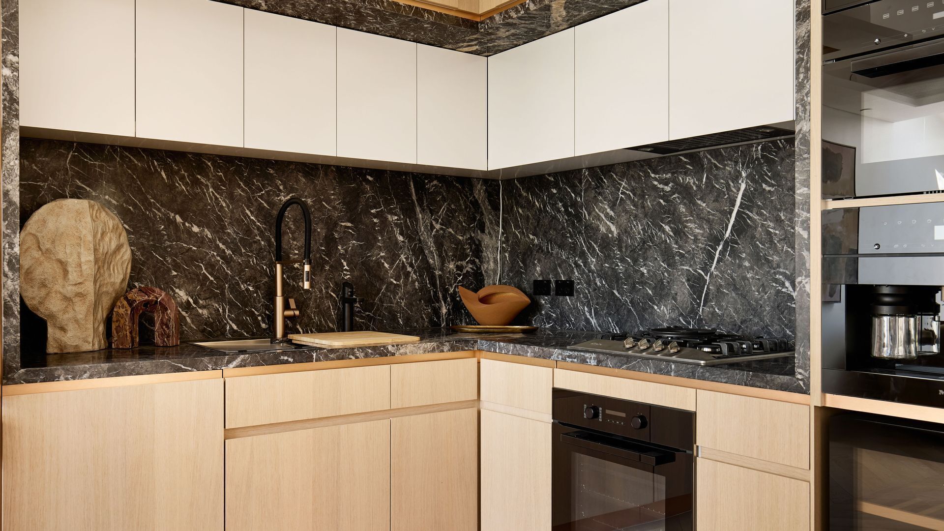 Wasserkocher mit Kaffee-/Teezubehör, Kühlschrank, Mikrowelle, Ofen