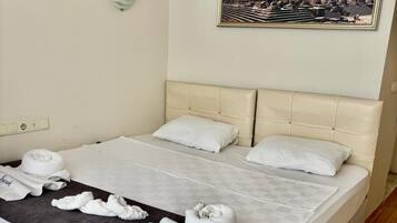 Quarto básico, sacada, vista para a praia | Wi-Fi de cortesia