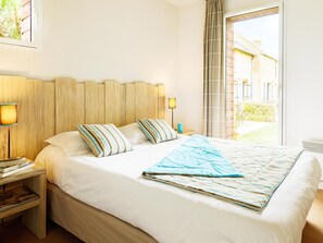 2 bedrooms, individually furnished, iron/ironing board - Charming Breton Duplex Cottage (Cancale)