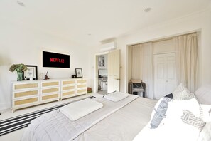Free WiFi, bed sheets - Chelsea Town House, Designer Kitchen + Primary Suite. Minutes to the King Road. (London)