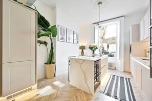 Fridge, microwave, oven, stovetop - Chelsea Town House, Designer Kitchen + Primary Suite. Minutes to the King Road. (London)
