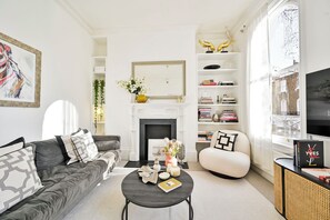 Smart TV, books, stereo - Chelsea Town House, Designer Kitchen + Primary Suite. Minutes to the King Road. (London)