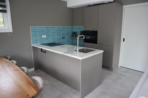 冷蔵庫、電子レンジ、オーブン、コンロ