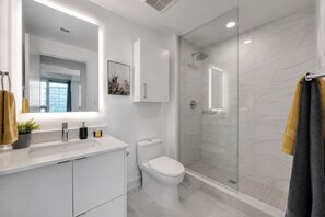 Deluxe-Zimmer | Badezimmer | Kostenlose Toilettenartikel, Haartrockner, Handtücher, Seife