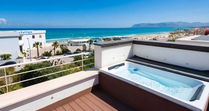 Casasol Villa am Strand, 10 Meter vom Meer, mit Pool — By Sicily Home Solutions