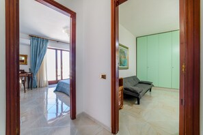 Een kamer met een bed, een bureau en een groene garderobe.