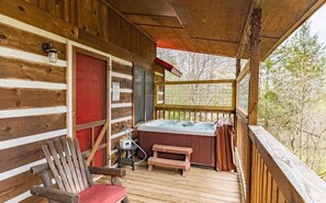 Outdoor spa tub - Cedar Ridge Cabin: Cozy Smoky Mountain Escape (Sevierville)
