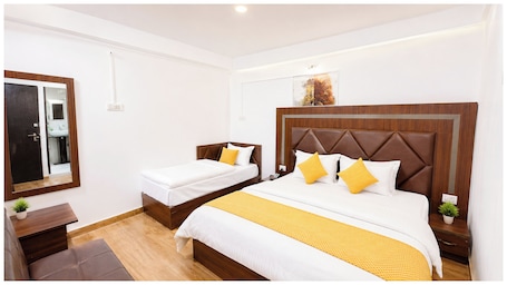 Hypo-allergenic bedding, desk, soundproofing, free WiFi. Hotel Shrigangalok Near Gangotri Temple
