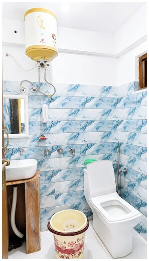 Shower, rainfall showerhead, slippers, towels - Hotel Shrigangalok Near Gangotri Temple (Uttarkashi)