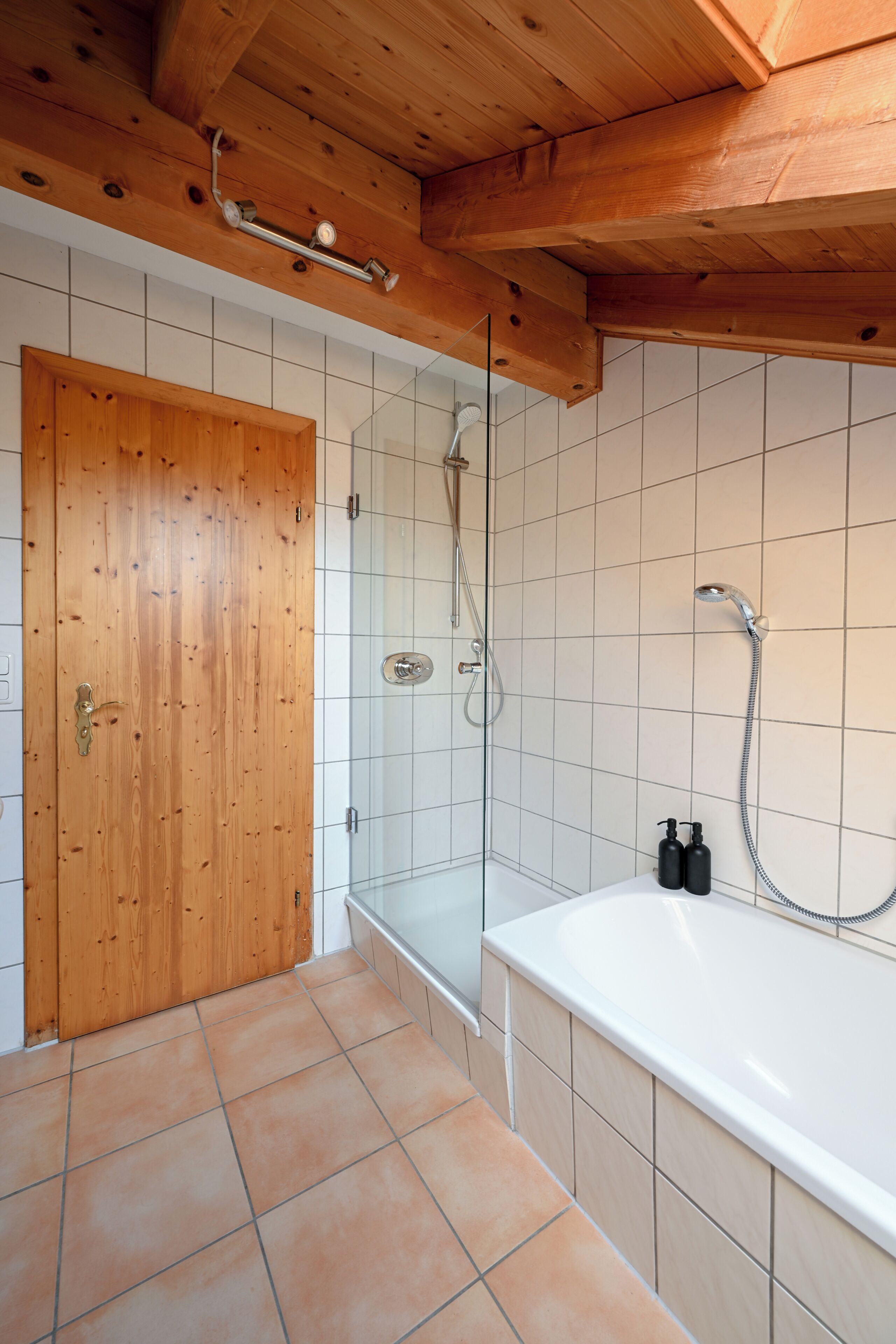 Haartrockner, Handtücher, Seife, Toilettenpapier