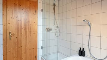 Haartrockner, Handtücher, Seife, Toilettenpapier