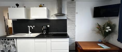 Réfrigérateur, micro-ondes, plaque de cuisson, cafetiÚre/bouilloire