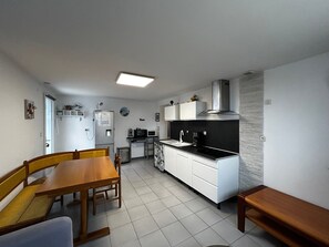 Réfrigérateur, micro-ondes, plaque de cuisson, cafetière/bouilloire