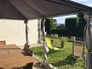 Outdoor dining - T2 Apartment with garden, parking - La Roche-Posay (La Roche-Posay)