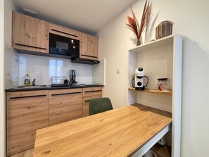 Fridge, microwave, stovetop, coffee/tea maker - Apartment steps from the beach - 2 guests (Les Sables-d'Olonne)