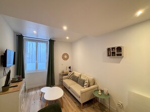 TV - Apartment steps from the beach - 2 guests (Les Sables-d'Olonne)