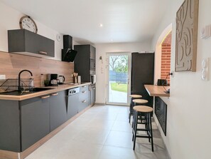 Fridge, microwave, dishwasher - House with pool, pets allowed - 6 guests (Saint-Victor-Malescours)