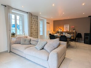 TV - House with pool, pets allowed - 6 guests (Saint-Victor-Malescours)