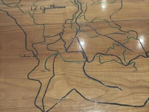 Um mapa de madeira com regiões e fronteiras identificadas.