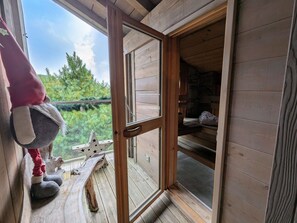 A wooden cabin with a sliding door leading to a loft bedroom with a stone fireplace. - Chalet with pets allowed - Gérardmer (Gérardmer)