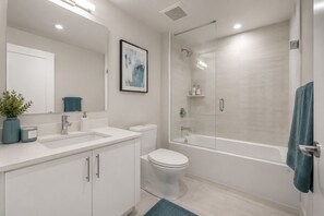 Deluxe-Zimmer | Badezimmer | Kostenlose Toilettenartikel, Haartrockner, Handtücher, Seife