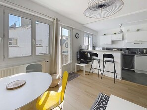 Fridge, microwave, oven, stovetop - Bright apartment in Saint-Paul - 4 guests (Granville)