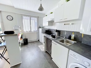 Fridge, microwave, oven, stovetop - Bright apartment in Saint-Paul - 4 guests (Granville)