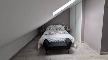 Une chambre avec un plafond en pente, un lit avec une literie blanche, un banc noir et une table de chevet avec une lampe.