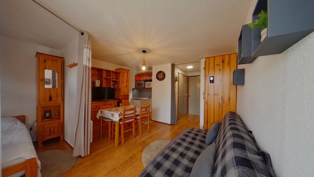 A compact living space with a kitchenette, a dining area, and a sofa. - Quiet apartment, private parking - 4 guests (Les Rousses)