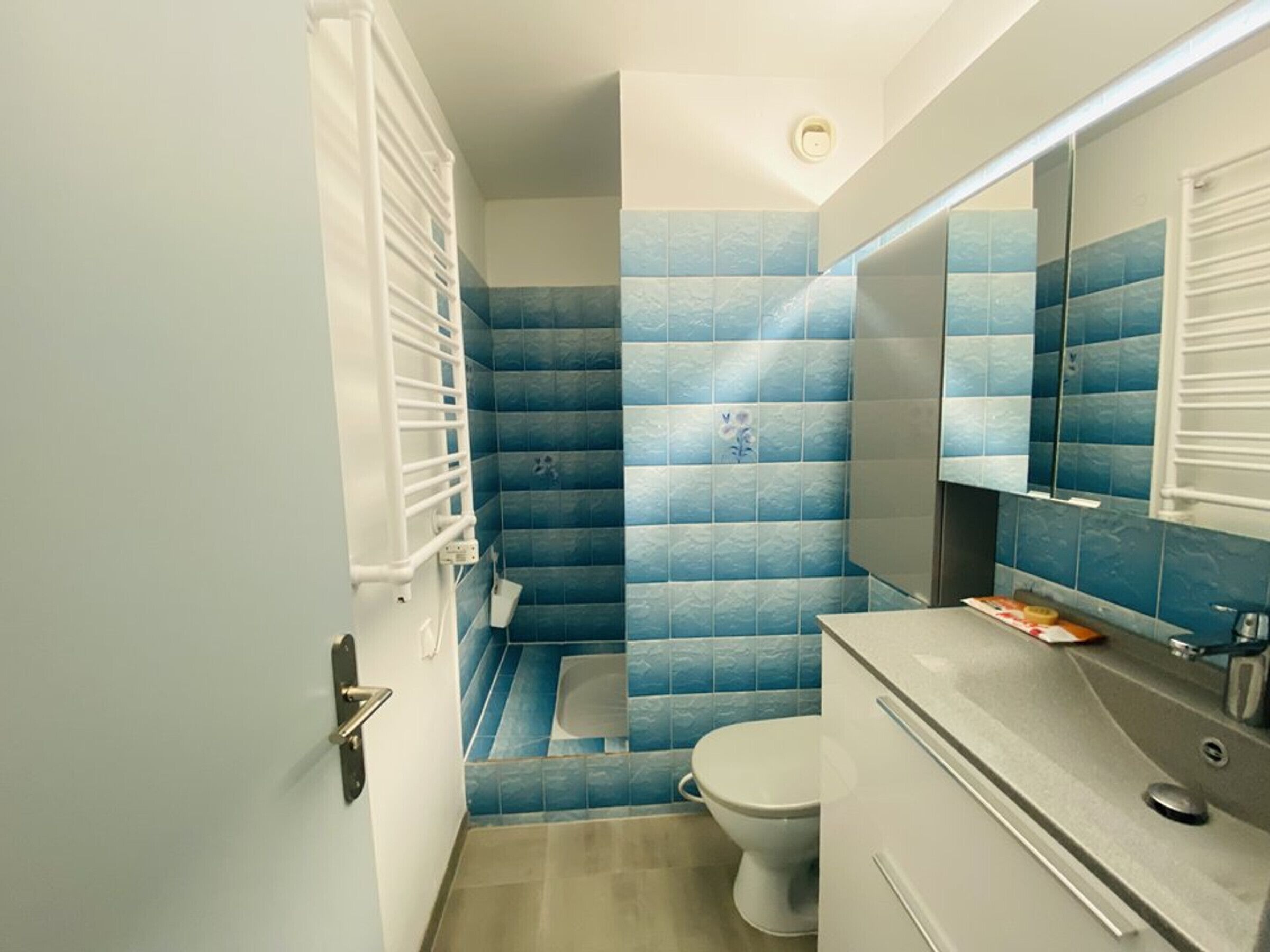 Un bagno con servizi igienici, lavandino e zona doccia.