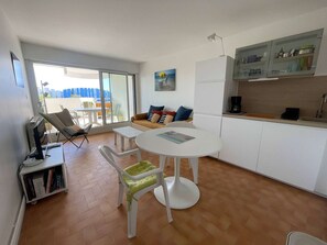 TV - Comfortable 2-room apartment with balcony and parking (La Grande-Motte)