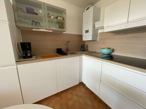 Fridge, stovetop, coffee/tea maker, toaster - Comfortable 2-room apartment with balcony and parking (La Grande-Motte)