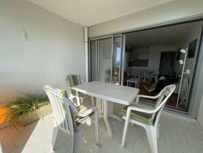 Outdoor dining - Comfortable 2-room apartment with balcony and parking (La Grande-Motte)