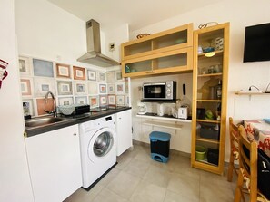 Microwave, oven, coffee/tea maker, toaster - Studio with AC and terrace, near beach - 2 guests (La Grande-Motte)