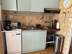 Refrigerador, horno, lavavajillas y cafetera y tetera 