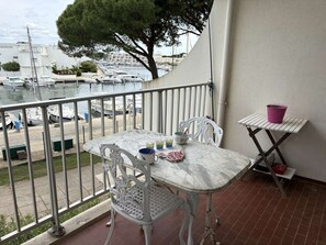 Outdoor dining - Apartment with canal view - 4 guests (Port Camargue)