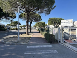 Property grounds - Apartment with canal view - 4 guests (Port Camargue)