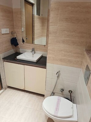 Habitación doble | Baño | Regadera, pantuflas, jabón, shampoo 