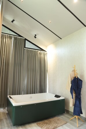 Habitación Deluxe | Baño | Amenidades de baño gratuitas y toallas 