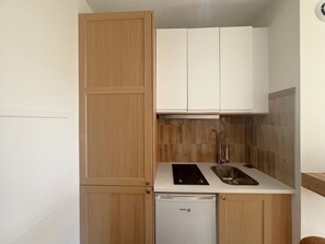 Fridge, microwave, stovetop, coffee/tea maker - Cozy studio in La Teste center - 2 guests (La Teste-de-Buch)