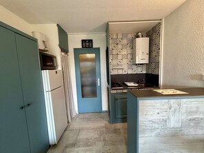Kühlschrank, Mikrowelle, Wasserkocher mit Kaffee-/Teezubehör